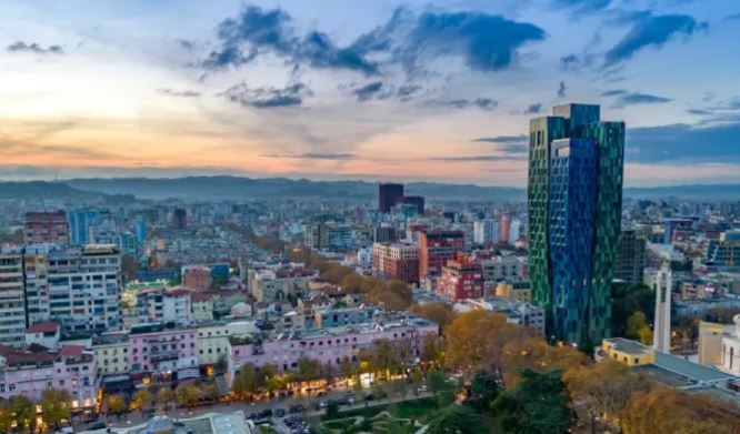 “Irish Sun”: Tirana, arratisja dimërore e irlandezëve