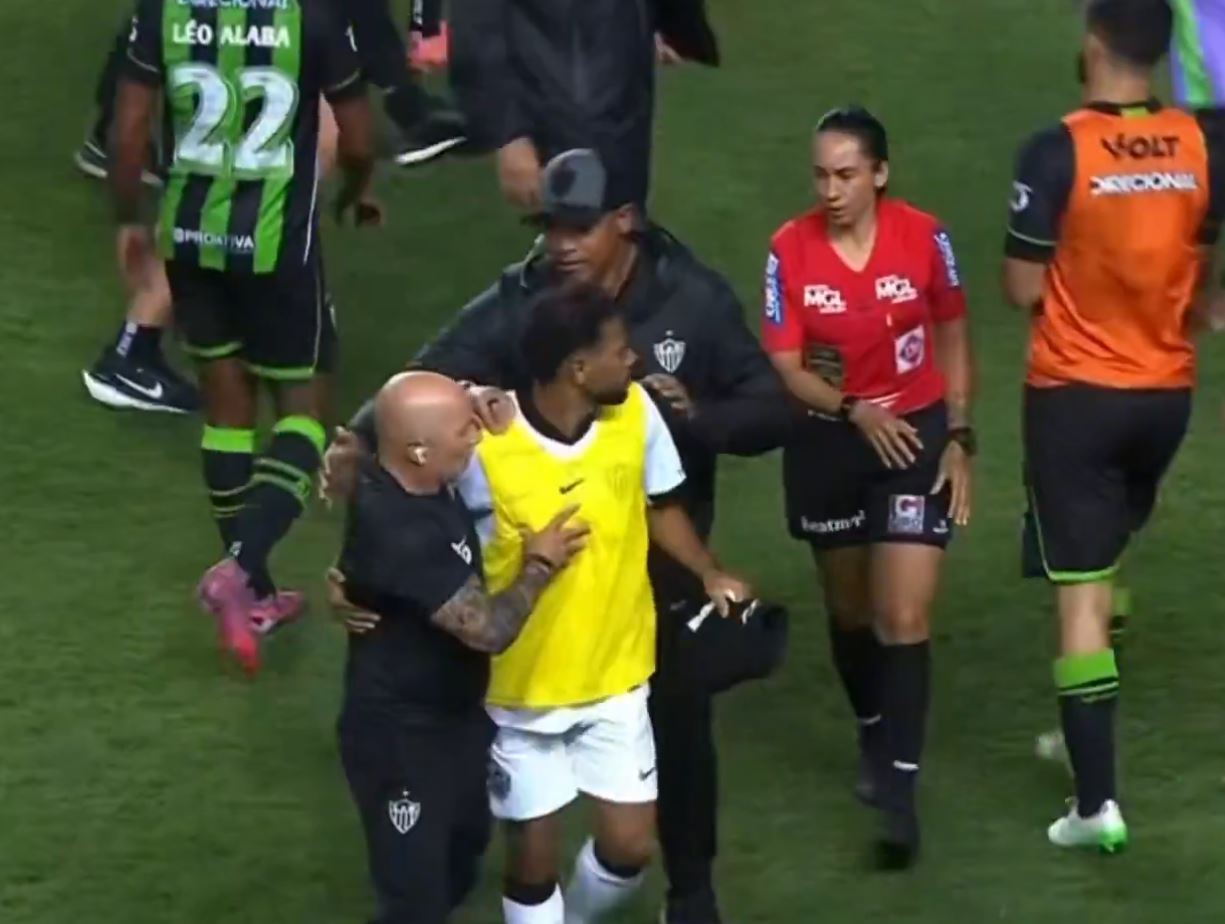 Trajnerin argjentinas e tradhëtojnë nervat, e tallën për gjatësinë e tij, plas sherri në fushë