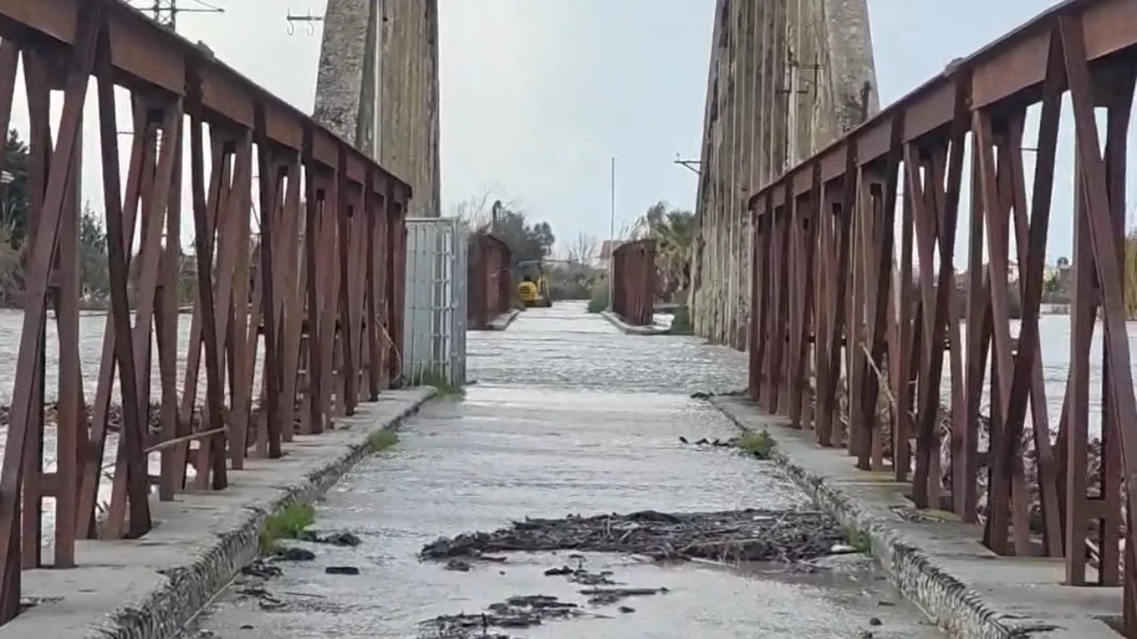 Dalja e Vjosës nga shtrati, niveli i ujit kalon mbi urën e vjetër të Mifolit