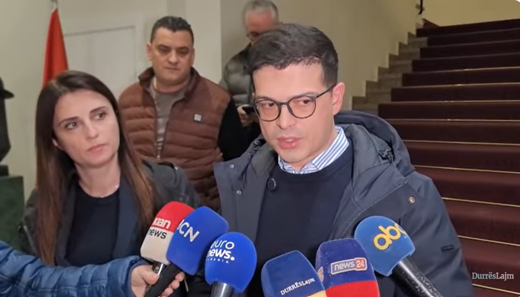 Mbledhja e Emergjencave Civile në bashkinë Durrës, flet ministri Vengu për situatën me përmbytjet (VIDEO)