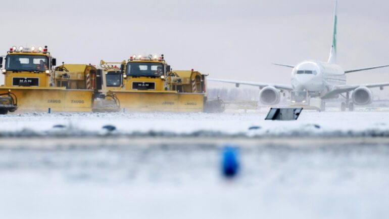 Borë dhe akull/ Moti i ashpër paralizon transportin në Holandë, anullohen qindra fluturime