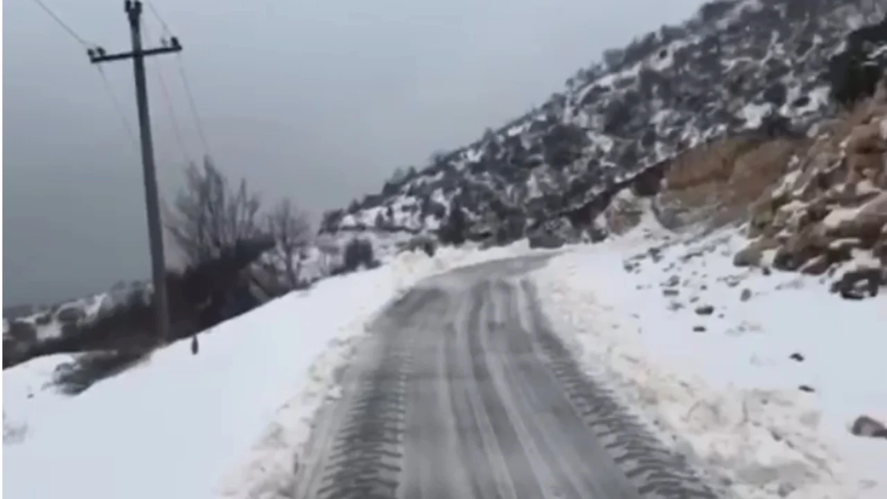 Probleme nga reshjet e dëborës në Gjirokastër, bllokohen rrugët malore