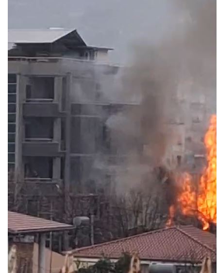 Merr flakë një banesë, raportohet për dëme materiale