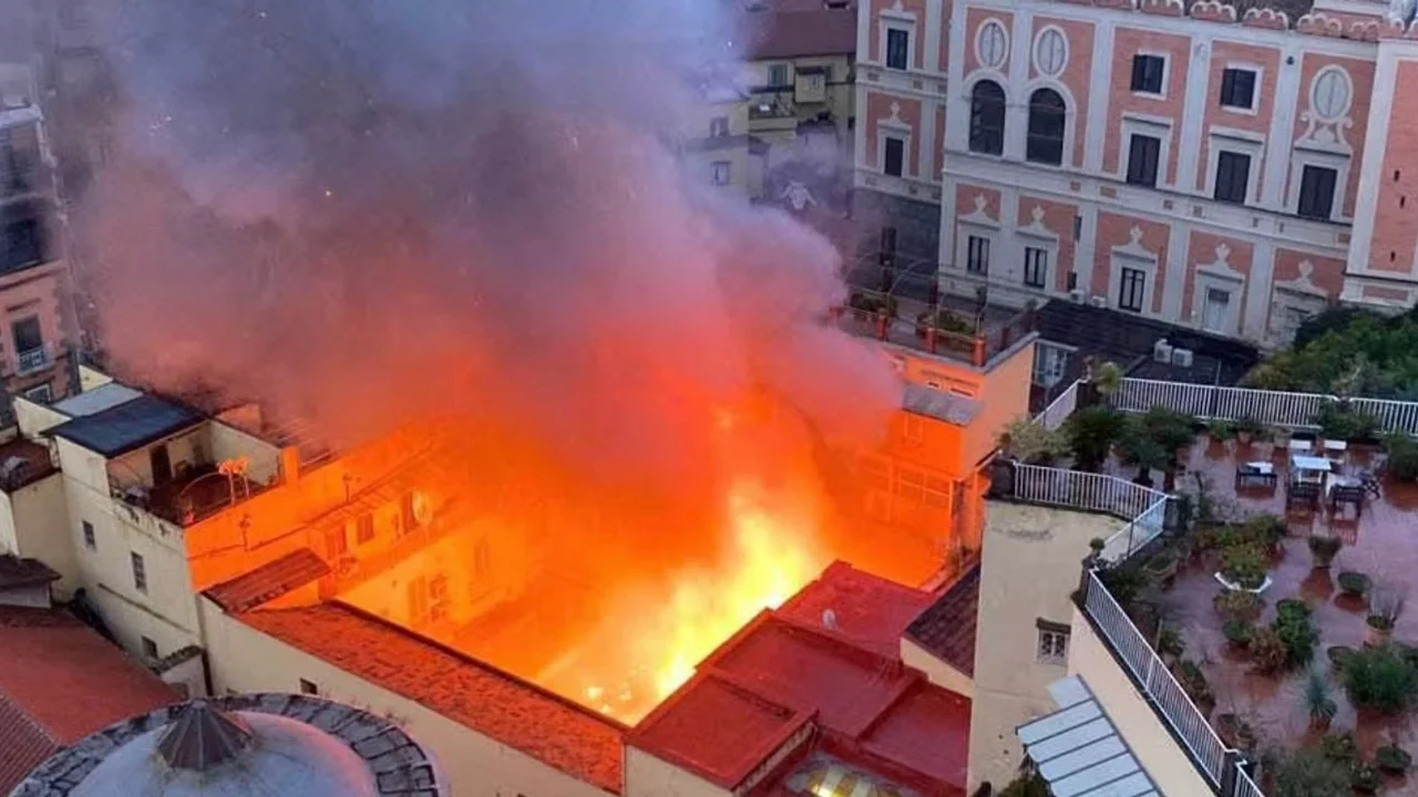 Zjarr në zemër të Napolit, flakët përfshijnë teatrin e njohur të qytetit (VIDEO)