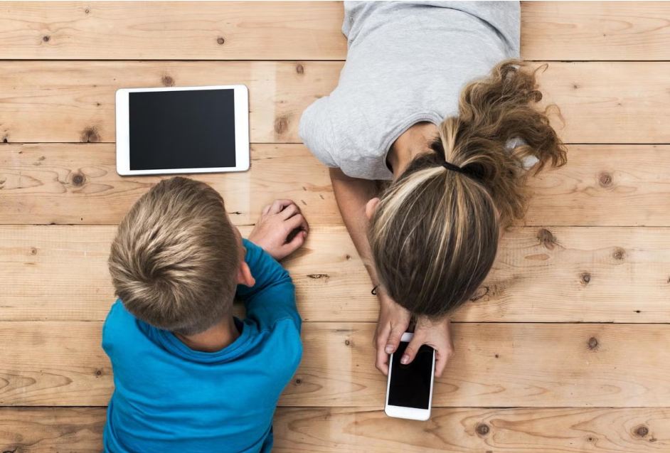 Edhe Çekia “pro” ndalimit të rrjeteve sociale për fëmijët