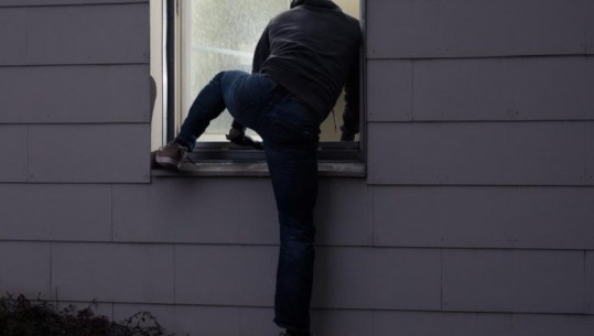 Vodhi pajisje të shtrenjta në një banesë në Plazhin e Durrësit, kapet 38-vjeçari që ishte në kërkim