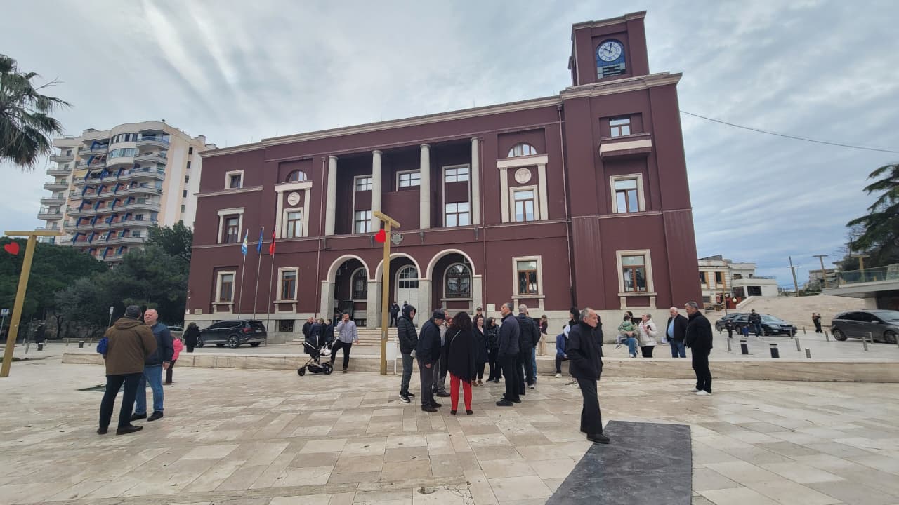 Banorët e prekur nga projekti TID mblidhen para Bashkisë Durrës, në pritje të Ramës