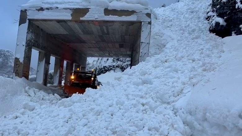 Bllokohet qarkullimi në aksin Qafë Thore-Theth, shkak rënia e ortekëve të dëborës