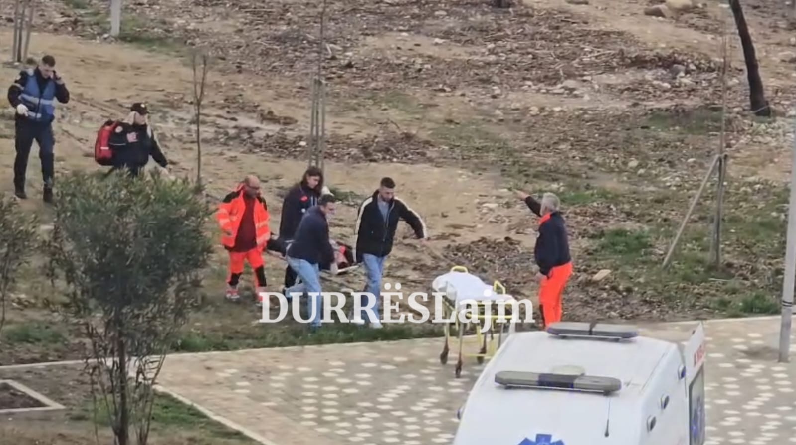Një person në shëtitoren “Taulantia” shoqërohet me autoambulancë