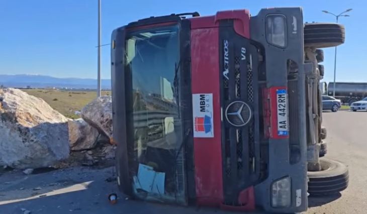 Përmbyset kamioni i ngarkuar me gurë në Durrës