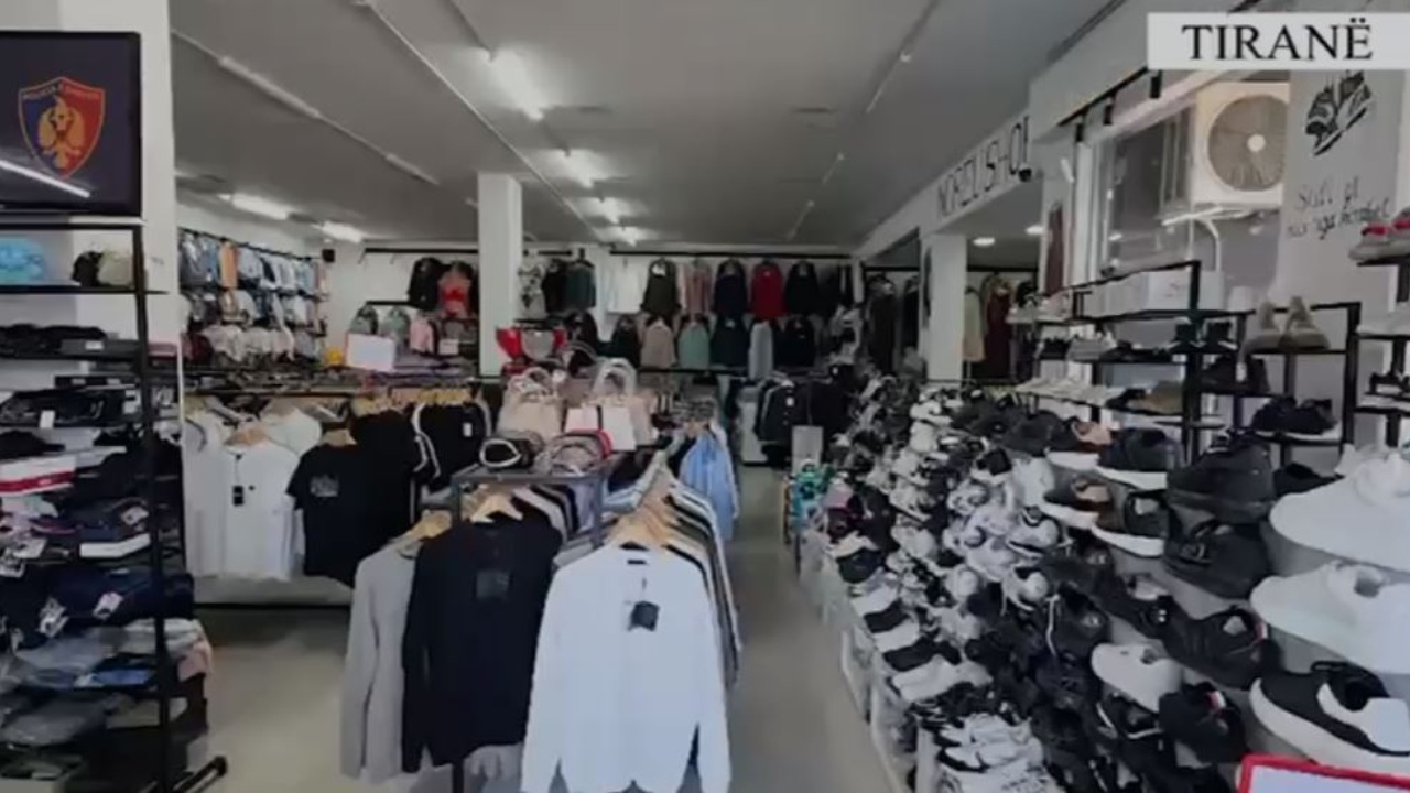 Sekuestrohen veshje kontrabandë me logo false me vlerë 40 mijë euro, arrestohet administratorja e dyqanit