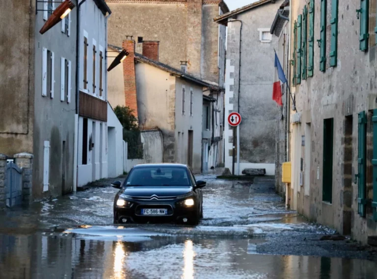 Franca u godit nga stuhia, raportohet për të paktën dy viktima. Mbi 400 000 banesa ende pa energjie elektrike