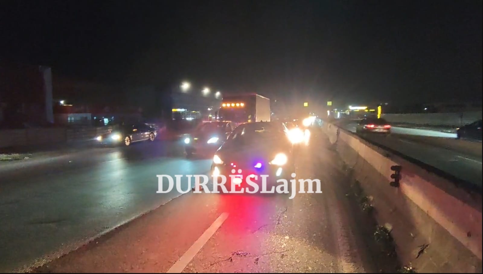 Aksident i rëndë në  mbikalimin e Shkozetit në Durrës, plagoset rëndë një motorist (Video)