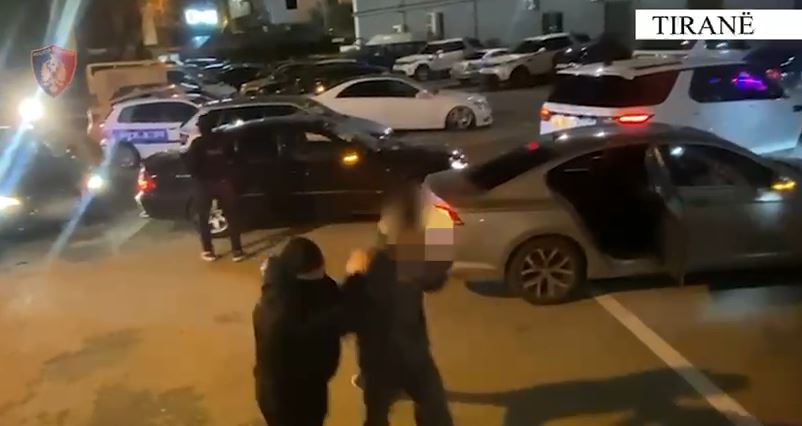 U kapën duke transportuar 5 emigrantë të paligjshëm! Në pranga dy të rinjtë, i kërkuan secilit nga 2700 euro