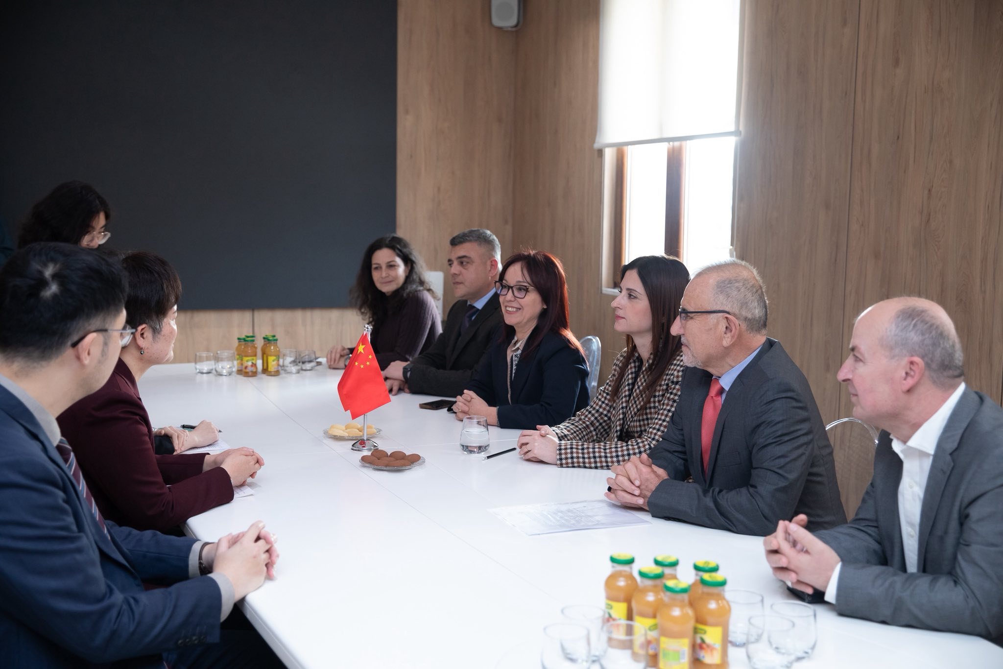 Ambasadorja e Kinës i dhuron 50 mijë dollarë Kryqit të Kuq Shqiptar për familjet e përmbytura