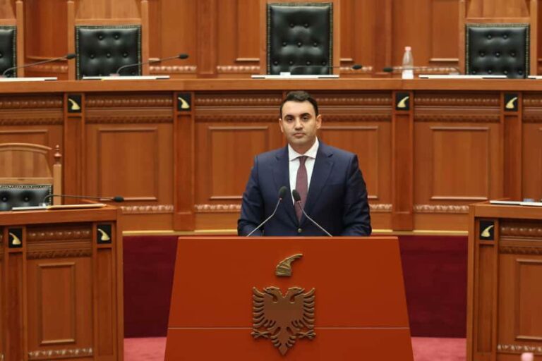 Nismat ligjore të PS për pezullimet/ “S’do që hetimi të shkojë në zyrën e tij”, Këlliçi i kthehet ashpër Ramës: S’lejojmë Bllok të ri në Tiranë