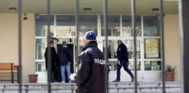 Alarm për bomba në shkollat e Tetovës, evakuohen nxënësit