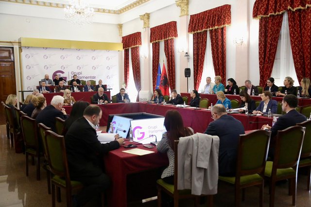 Mblidhet grupi socialist, i pranishëm dhe Kryeministri Rama