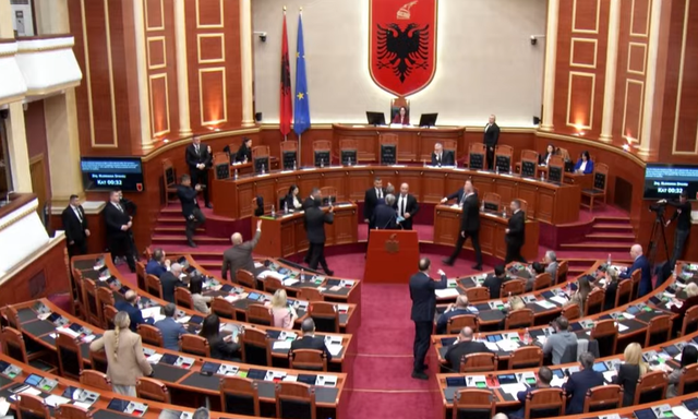 Kaos në Kuvend, ndërpritet seanca plenare për 5 minuta