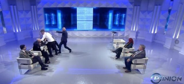 VIDEO/ Plas grushti live në Opinion