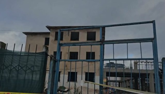 I mituri u godit nga inertet pranë kantierit të ndërtimit, procedohet punonjësi i firmës