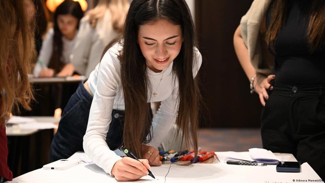 DW: Të rinjtë kërkojnë më shumë edukim mediatik në shkollë