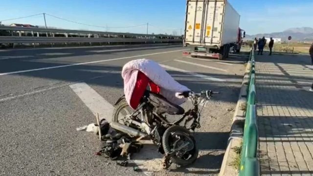 Përplasi për vdekje me kamion një motoçiklist, arrestohet 35-vjeçari nga Durrësi