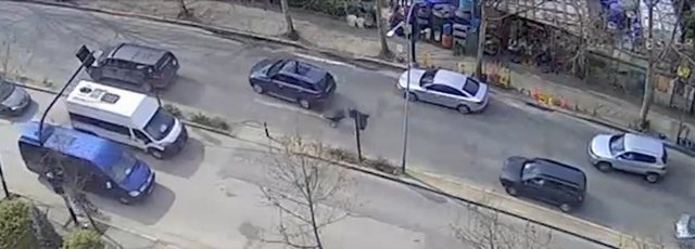 Dalin pamjet/ Ja momenti kur 7-vjeçari që po lypte përplaset nga makina teksa përpiqej të merrte paratë në tokë