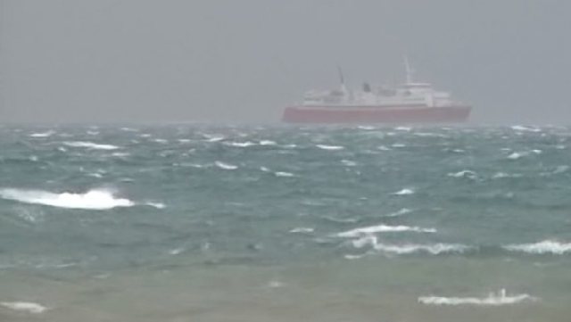 Erëra dhe dallgë të forta në bregdetin e Vlorës, autoritetet apel për kujdes të shtuar