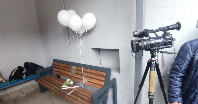 Drejtoresha e “Fan Nolit” nuk lejon vendosjen e stolit në kujtim të Martin Canit! Aktivistja: Thirri policinë, sikur të ishim banditë