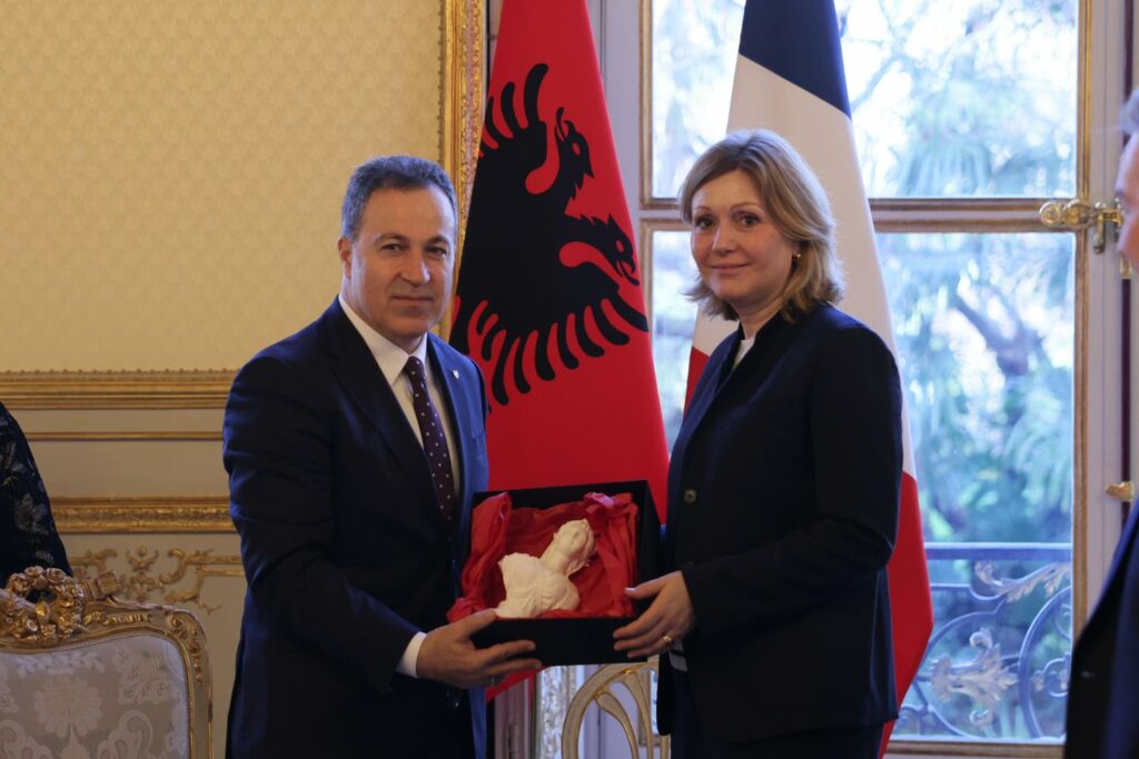 Peleshi pritet nga presidentja e Asamblesë Kombëtare në Francë: Mbështetje për mbylljen e negociatave