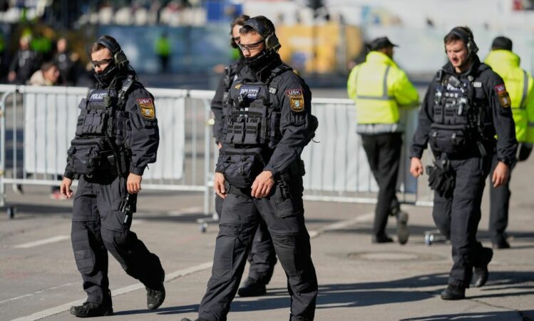 Alarm në një shkollë në Nuremberg/ Nxënësi me armë në klasë, Forcat Speciale rrethojnë ndërtesën