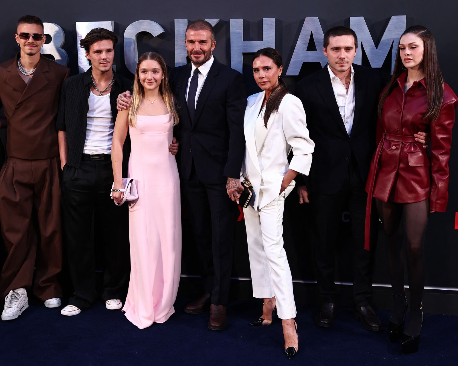Përçarja në familjen Beckham, Romeo bën tatuazh kushtuar prindërve dhe vëllezërve, Brooklyn mbulon dedikimin për të atin