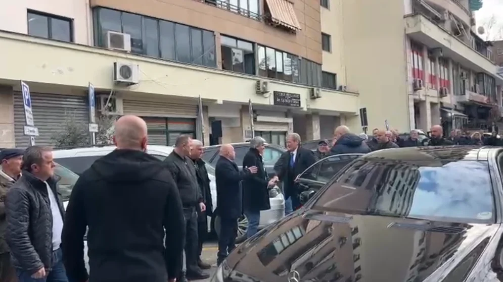 Sali Berisha mbërrin në SPAK për masën “detyrim paraqitje”, pritet nga simpatizantë