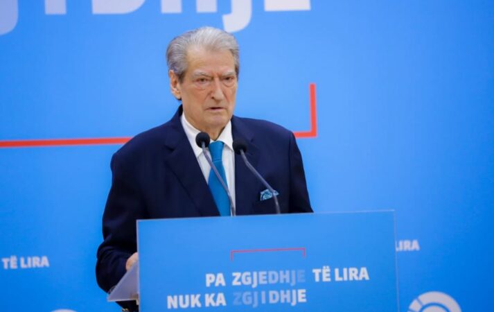 PD proteston sot para Kryeministrisë, Berisha thirrje qytetarëve: Të gjithë në shesh në kryengritjen e fitores!