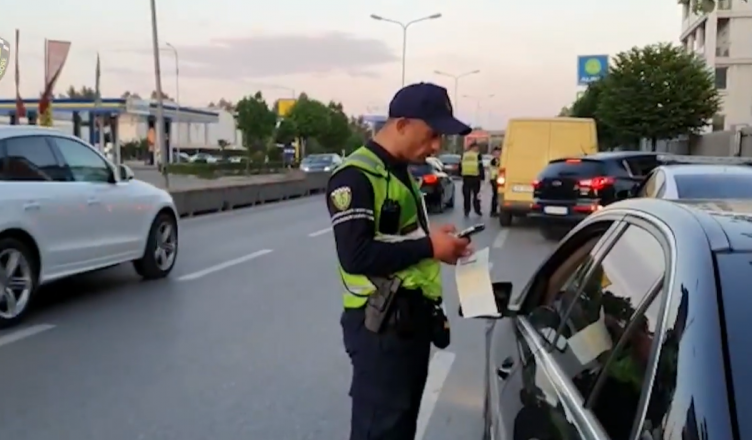 Një shofer i dehur arrestohet në Durrës, tre të rinj kapen pa patentë