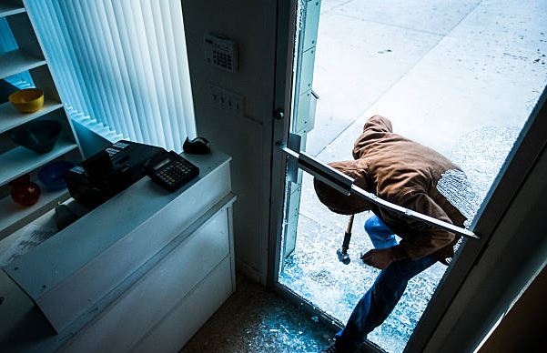 Vodhi në një market në Plazhin e Durrësit, shpallet në kërkim autori