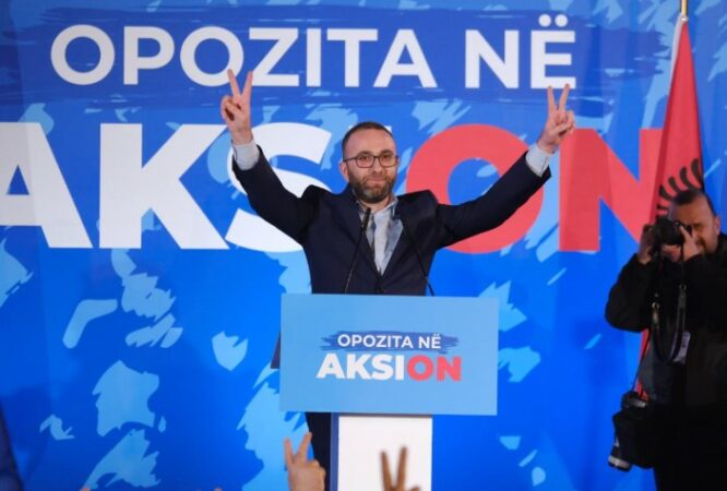 “Të gjithë në shesh në orën 17:00”! Bardhi thirrje qytetarëve: Sot revoltë, jemi në kilometrin e fundit!