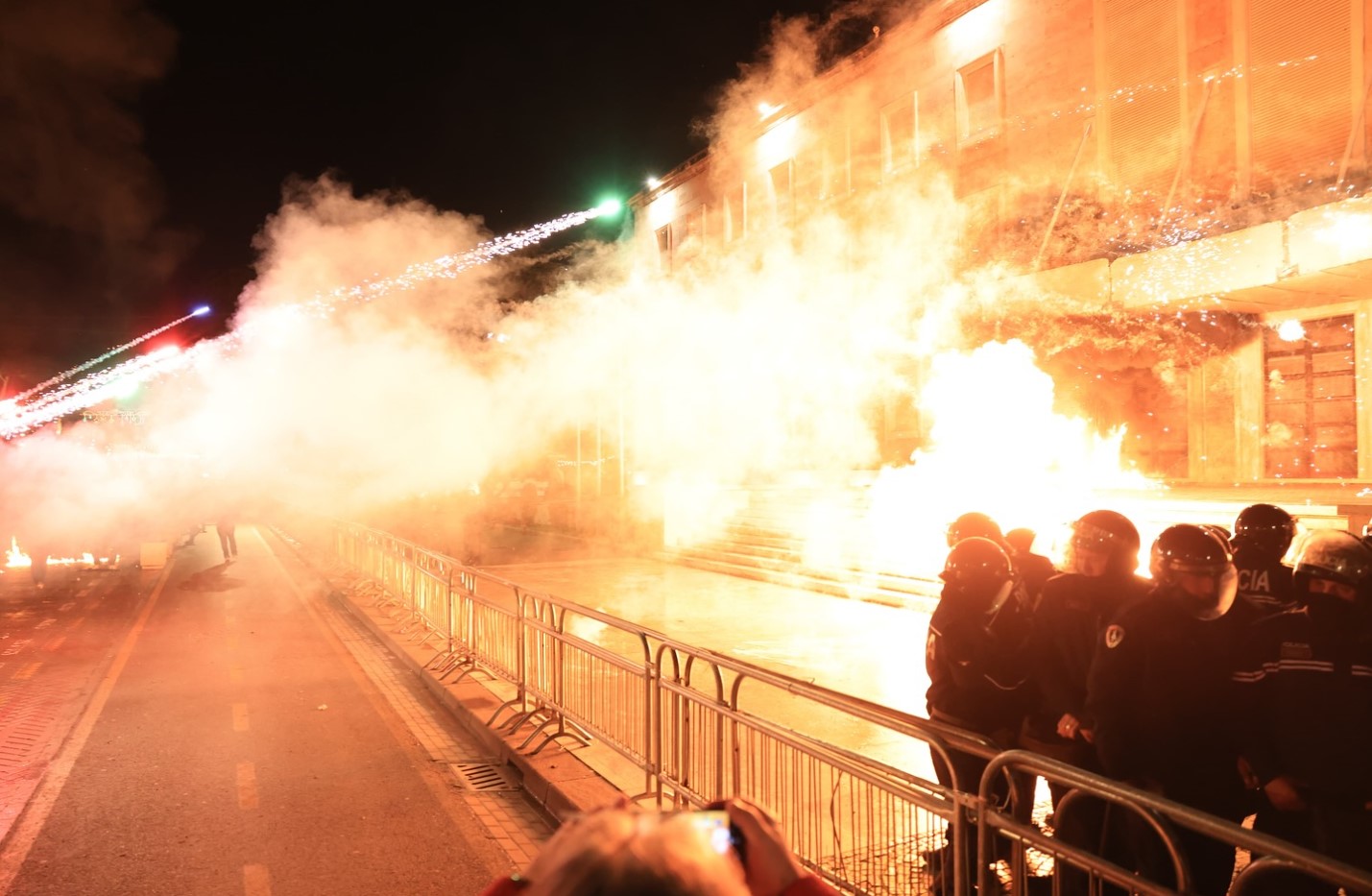 Protesta e opozitës përpara Kryeministrisë, policia njoftim zyrtar: Nuk marrim përsipër garantimin e zhvillimit të tubimit
