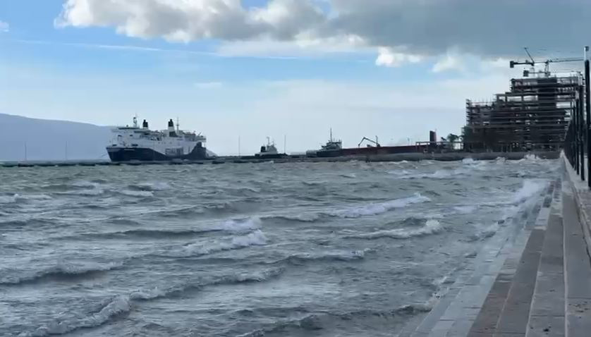 Erë dhe dallgë, Kapitaneria e Vlorës ndalon lundrimin e anijeve të vogla lundruese dhe të peshkimit