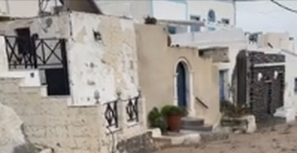 Destinacioni më i “nxehtë” turistik përmbytet nga reshjet/ Rrugët e Santorinit kthehen në lumenj 