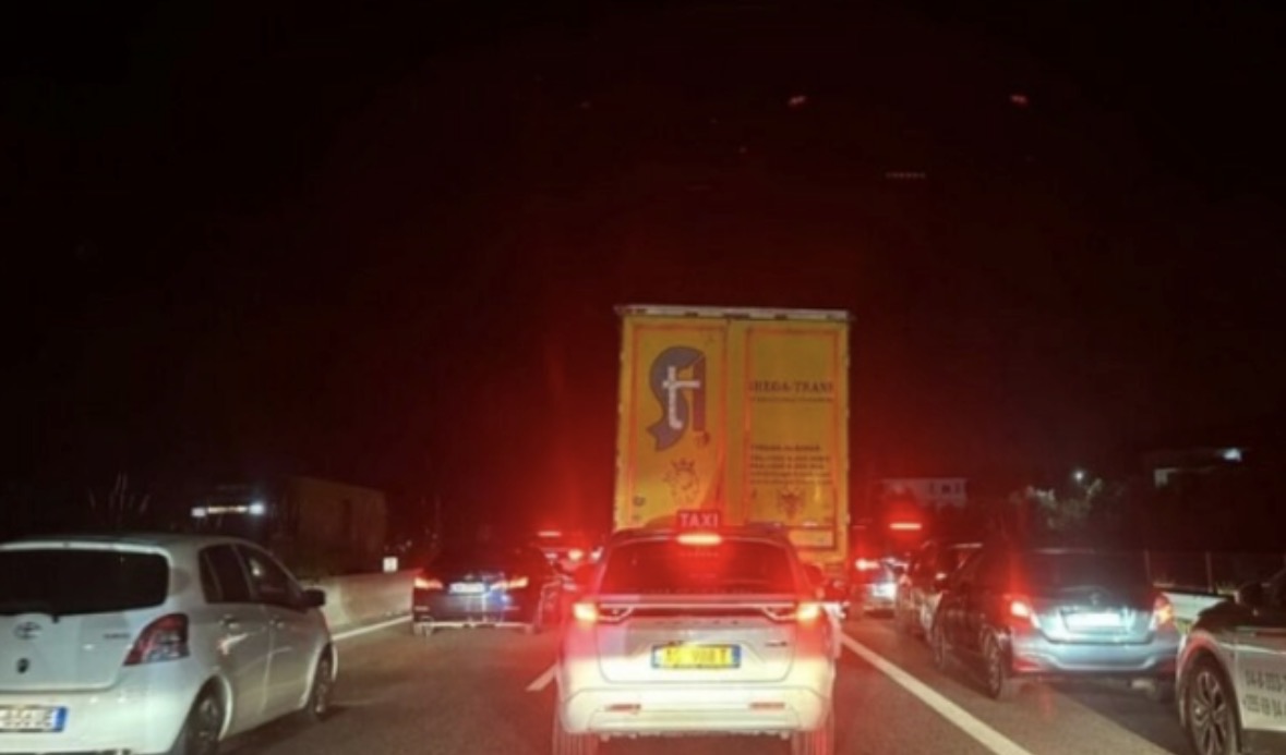 Radhë kilometrike makinash në autostradën Durrës-Tiranë 