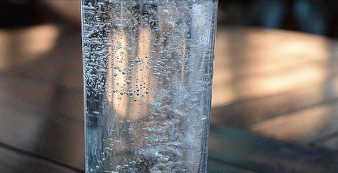 A është uji me gaz i dëmshëm apo i shëndetshëm për sistemin tretës? 