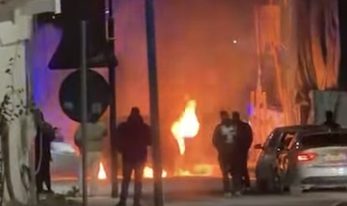 Digjet një automjet në zonën e Ujit të Ftohtë, bllokohet rruga