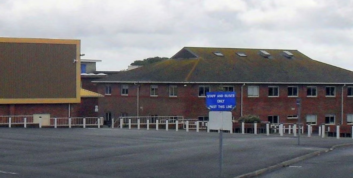 I mituri tenton të vrasë mësuesin me armë, arrestohet 15-vjeçari në Uells 