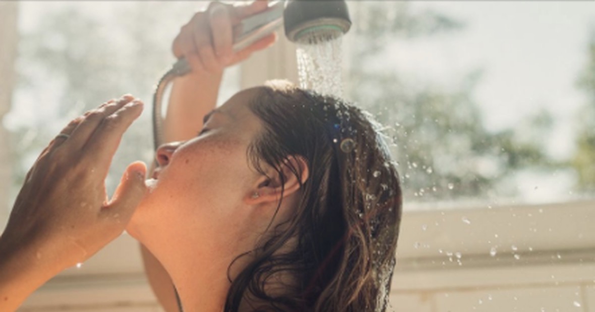 Në mëngjes apo në mbrëmje, ja kur rekomandohet të bëhet dush 