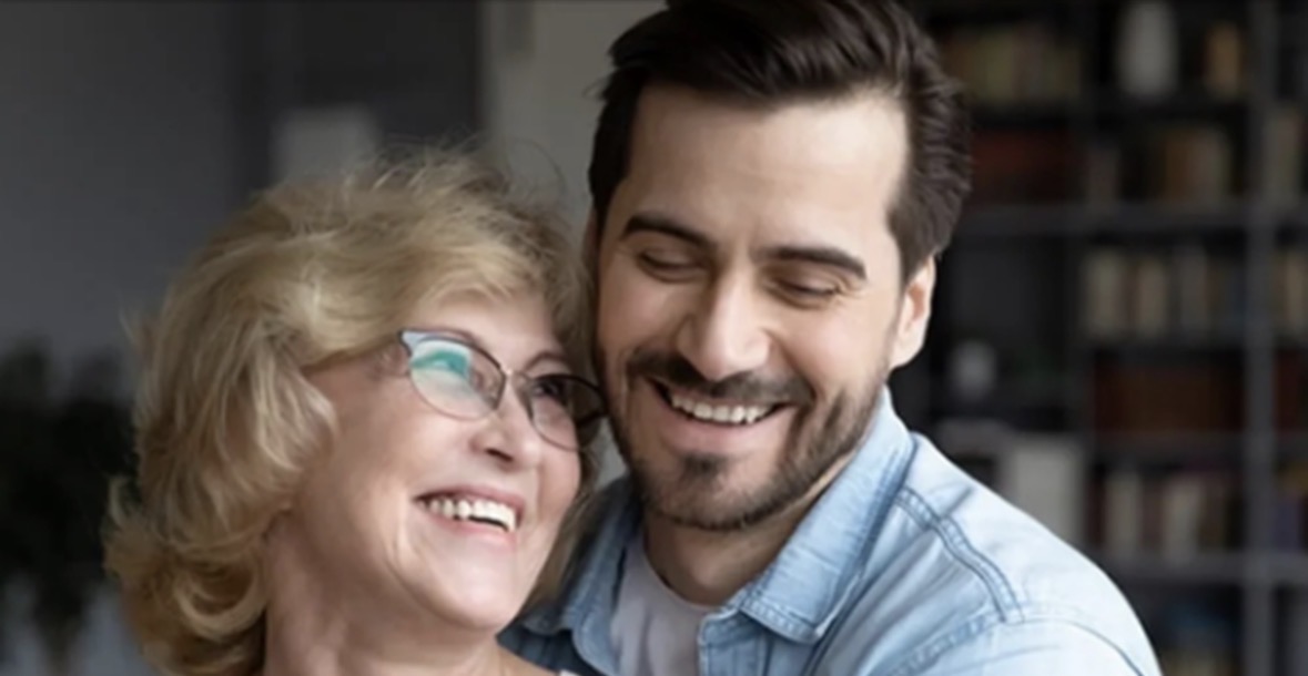 Pse gratë mbi të 40-tat po zgjedhin partnerë më të rinj se vetja? 