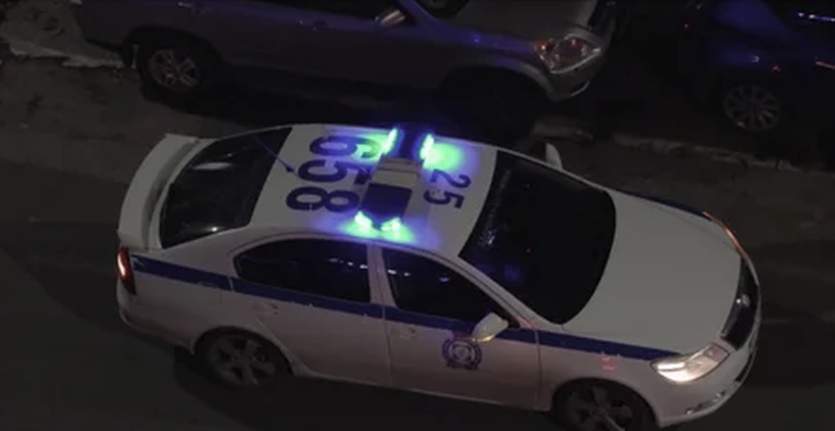 Dhunoi berberin dhe i dëmtoi automjetin, arrestohet 25-vjeçari shqiptar në Pylos të Greqisë 