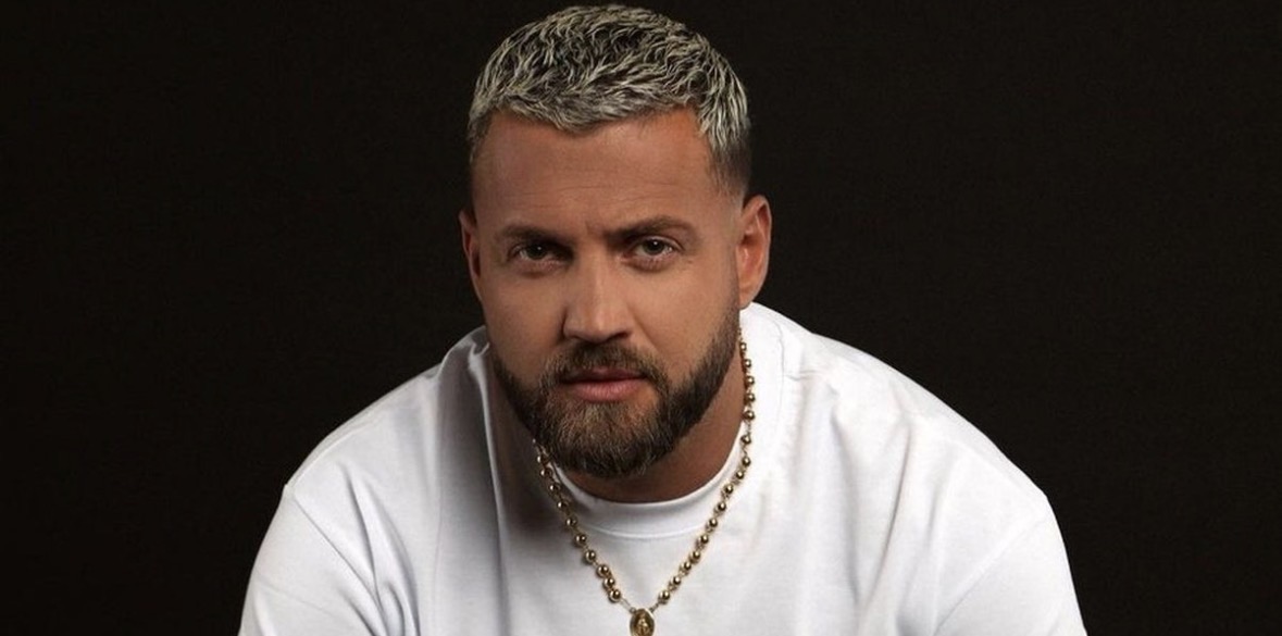 Kënga e Shpat Kasapit dëgjohet në shtëpi, Luizi nuk mban lotët 