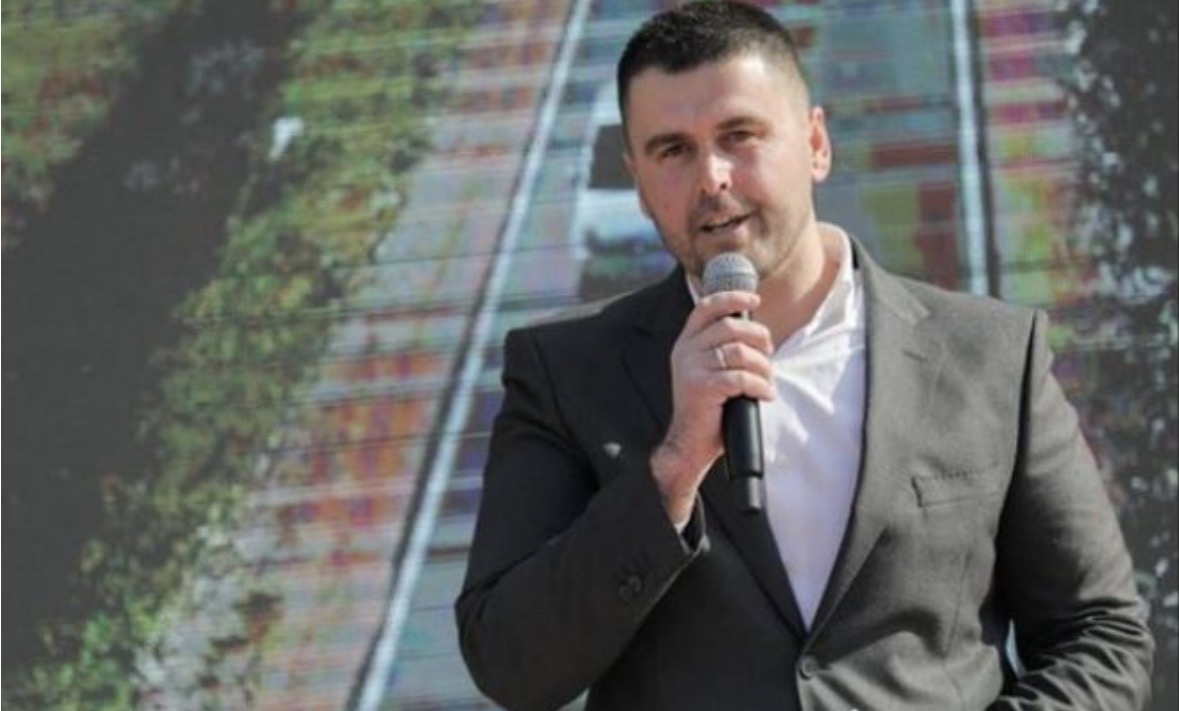 Vetëdorëzohet kryebashkiaku i Rrogozhinës, Edison Memolla